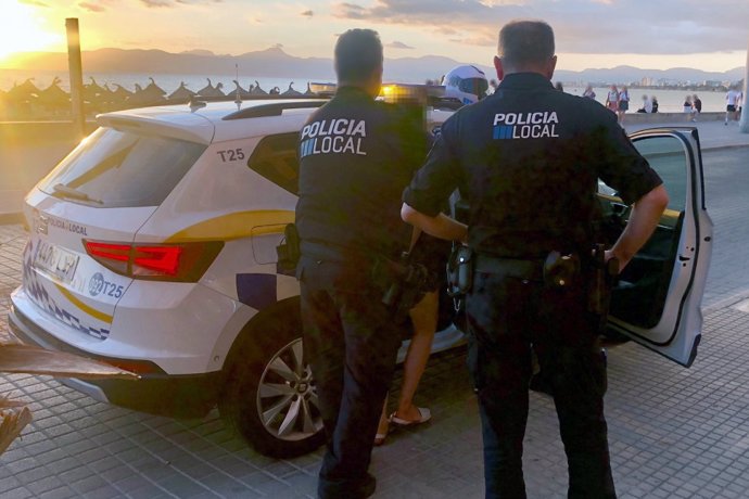 Una de las mujeres detenidas por un robo con violencia a turistas en playa de Palma.