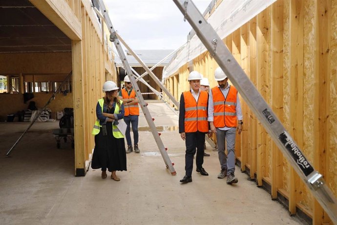 El consejero municipal de Urbanismo y Equipamientos, Víctor Serrano, visita las obras de la escuela infantil de Parque Venecia