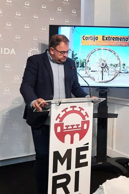 El alcalde de Mérida, Antonio Rodríguez Osuna, en la presentación de la programación de El Cortijo Extremeño en la Feria 2022 de la capital extremeña