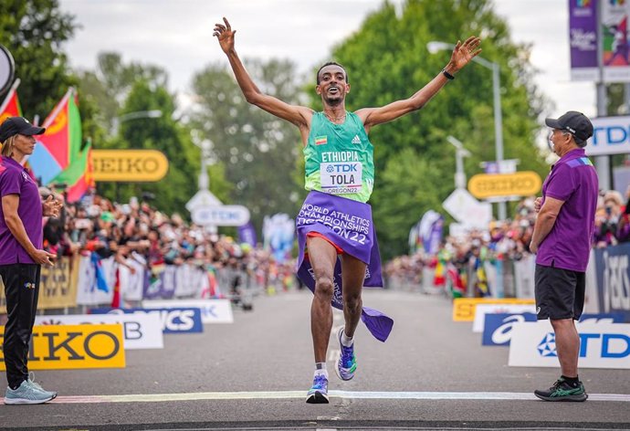 Archivo - El etíope Tamirat Tola cruza como ganadora la meta del maratón de los Mundiales de Eugene de 2022