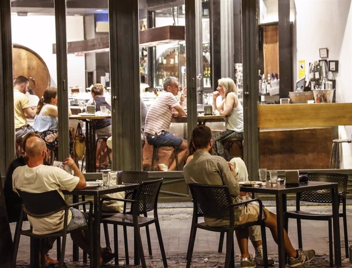 Varias personas sentadas en una terraza, a 10 de agosto de 2022