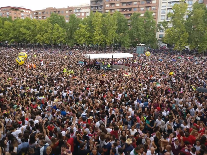 Archivo - La plaza del Ayuntamiento de Logroño una auténtica fiesta tras lanzarse el cohete de las fiestas de San Mateo 2019