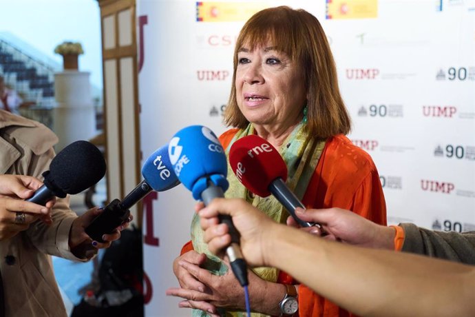 La vicepresidenta primera del Senado y presidenta del PSOE, Cristina Narbona, atiende a los medidos de comunicación antes de participar en una conferencia de la Universidad Menéndez Pelayo (UIMP).