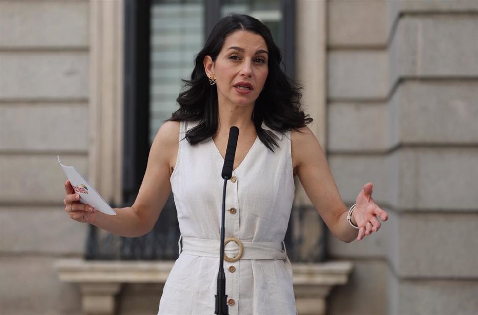 Archivo - La líder de Cs, Inés Arrimadas, responde a los medios en las inmediaciones de un pleno extraordinario en el Congreso de los Diputados, a 13 de julio de 2022, en Madrid (España).