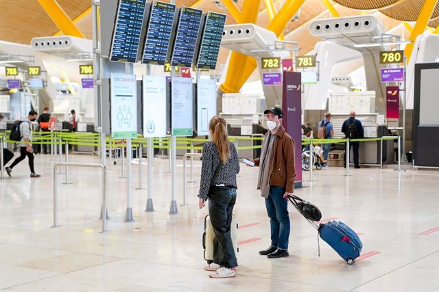 Archivo - Dos personas con su equipaje en la T4 del aeropuerto Adolfo Suárez, Madrid-Barajas durante el primer día laboral tras el estado de alarma, a 10 de mayo de 2021, en Madrid (España).  