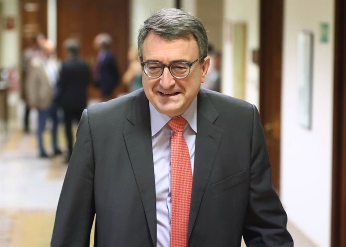 Archivo - El portavoz del PNV en el Congreso, Aitor Esteban, a su llegada a una rueda de prensa posterior a la Junta de Portavoces, en el Congreso de los Diputados, a 7 de junio de 2022, en Madrid (España).