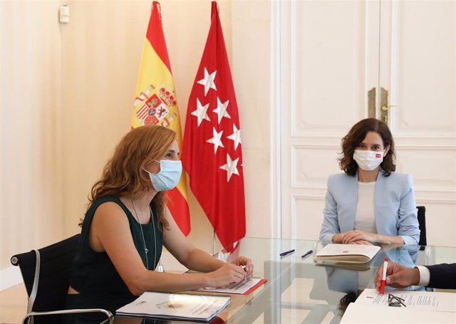 Archivo - La presidenta de la Comunidad de Madrid, Isabel Díaz Ayuso (d), se reúne con la portavoz de Más Madrid en la Asamblea, Mónica García (i), en la sede del Gobierno regional, a 6 de septiembre de 2021, en Madrid (España). La presidenta madrileña ma