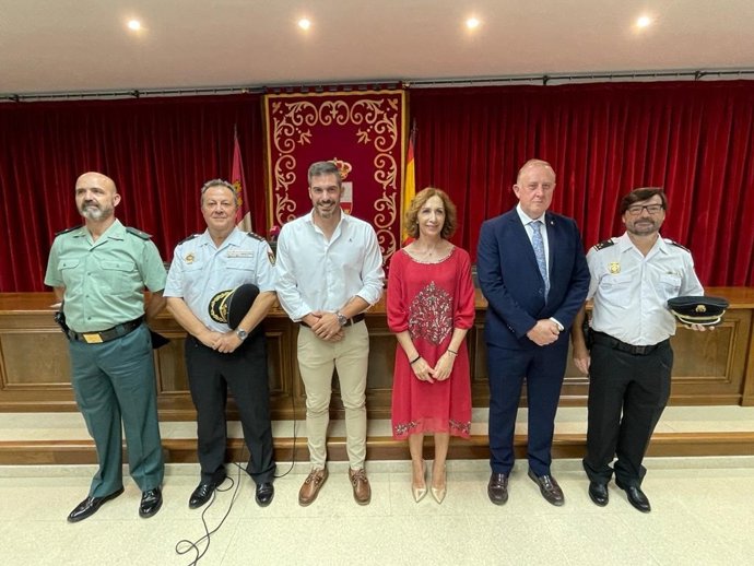 Homenaje al policía natural de la localidad que salvó a un hombre de morir arrollado por un tren de Cercanías.