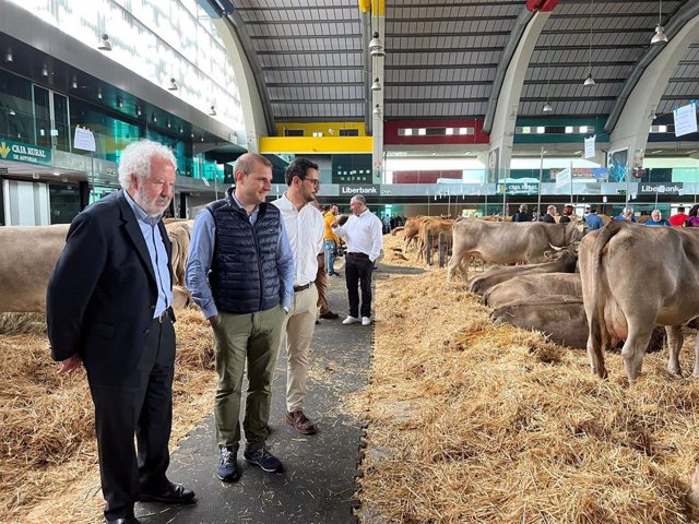 Pumares visitó la feria de ganados acompañado del vocal de la Comisión Directiva de FORO Asturias, Jaime Fernández-Paíno, y del concejal del Ayuntamiento de Avilés, Javier Vidal.