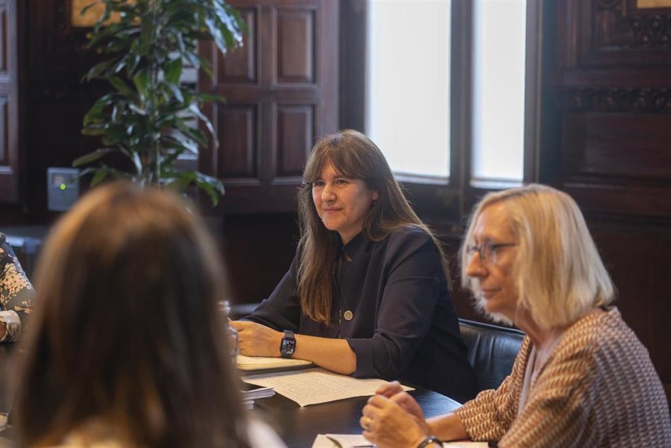 Imagen de archivo - La presidenta del Parlament, Laura Borrs (c), durante una reunión de la Mesa del Parlament, en el Parlament, a 28 de julio de 2022, en Barcelona, Catalunya (España). 