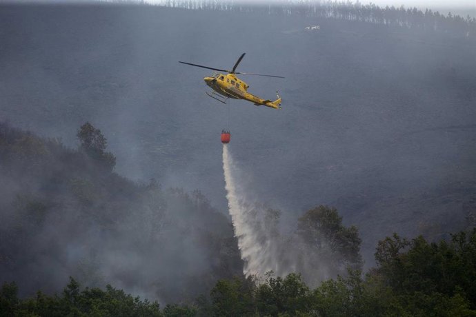 Archivo - Un helicóptero trabaja en la extinción de un incendio forestal en Galicia