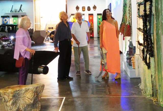 Los actores Michael Douglas y Catherine Zeta-Jones, durante la visita al Museo Sa Bassa Blanca (Mallorca).