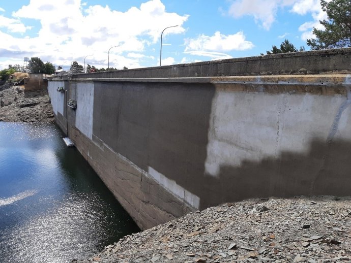 Trabajos que se están realizando en el embalse de Villameca (León).