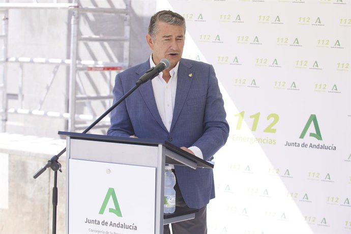 El consejero de Presidencia, Interior y Diálogo Social de la Junta de Andalucía, Antonio Sanz, atiende a los medios de comunicación tras la visita las obras de la nueva sede de Emergencias 112 Andalucía, a 25 de agosto de 2022, en Málaga (Andalucía, Esp