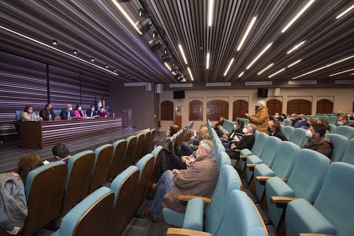 Archivo - Reunión del presidente de la Diputación de Cáceres con alcaldes de municipios que sufren la exclusión financiera en una foto de archivo