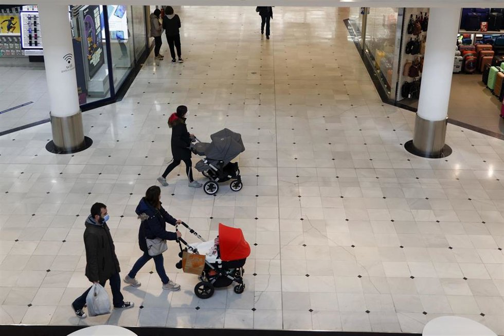 Archivo - Carritos de bebé en un centro comercial