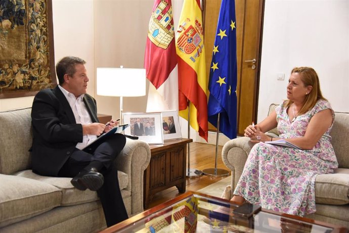 El presidente de Castilla-La Mancha, Emiliano García-Page, y la consejera de Educación, Cultura y Deportes, Rosa Ana Rodríguez, se reúnen en el Palacio de Fuensalida.
