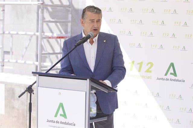 El consejero de Presidencia, Interior y Diálogo Social de la Junta de Andalucía, Antonio Sanz, atiende a los medios de comunicación tras la visita las obras de la nueva sede de Emergencias 112 Andalucía