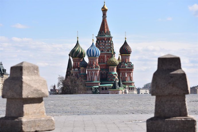 Archivo - FILED - 26 April 2020, Russia, Moscow: A general view of the Saint Basil's Cathedral at the deserted Red Square in Moscow amid an a lockdown. Moscow is lifting its partial lockdown after one and a half weeks, the mayor announced on Wednesday, 