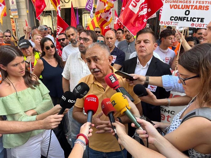 El secretario general de UGT, Pepe Álvarez, atiende a los medios este jueves en Barcelona