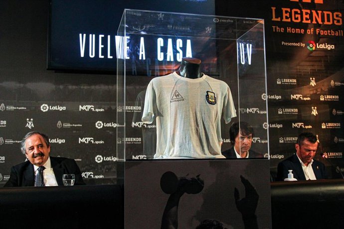 La camiseta de Maradona utilizada en la final de México 86, donada por Lothar Matthus al museo de Legends