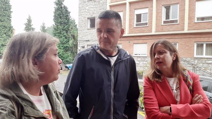 El portavoz de Podemos en la Junta General, Rafael Palacios, y la portavoz de Somos en el Ayuntamiento de Oviedo, Ana Taboada, se reúnen con representantes vecinales de El Cristo