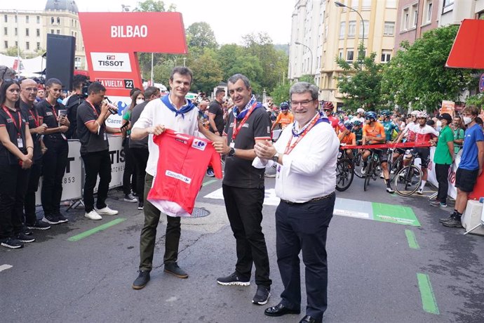 El alcalde de Bilbao, Juan María Aburto, junto al director de la Vuelta, Javier Guillén, y el director del Tour, Christian Prudhomme, en la salida de la sexta etapa de La Vuelta en las inmediaciones de San Mamés.