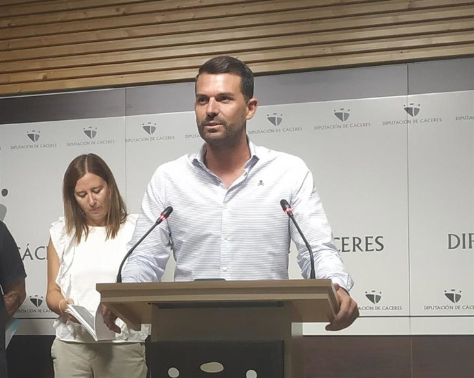 El diputado de Reto Demográfico de la Diputación de Cáceres, Álvaro Sánchez Cotrina en una rueda de prensa