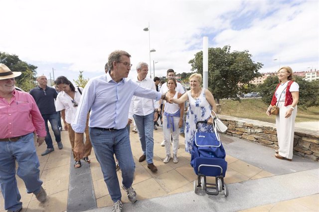 El presidente del PP, Alberto Núñez Feijóo, recorre un tramo del Camino de Santiago a su paso por Pontevedra, junto al presidente de la Xunta de Galicia, Alfonso Rueda, este jueves.