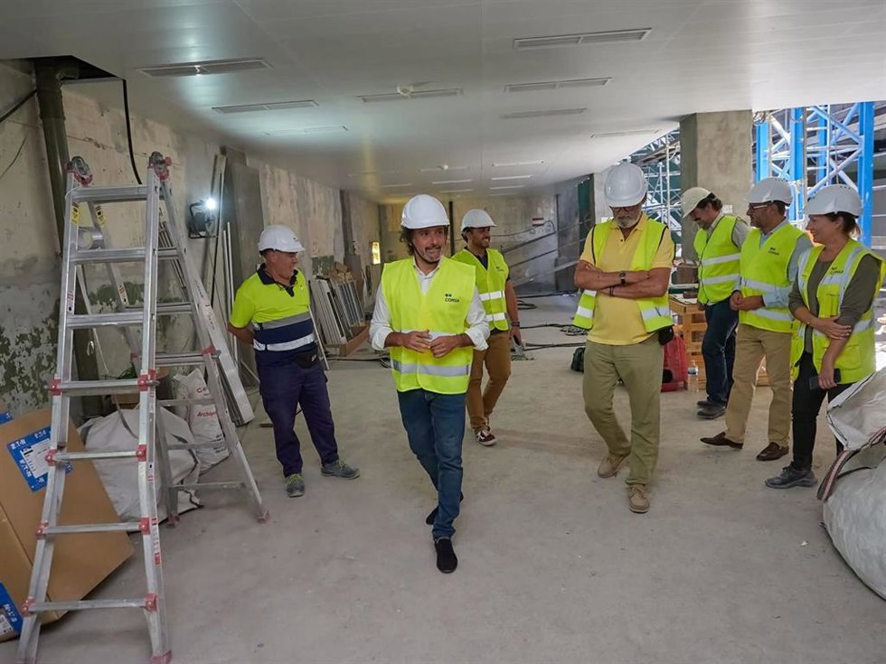 El presidente del Parlamento de Canarias, Gustavo Matos, en una visita a las obras de ampliación de la Cámara regional