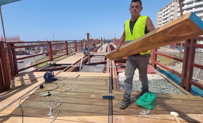 Archivo - Trabajos de pavimentación con madera de iroko en el Cable Inglés de Almería.