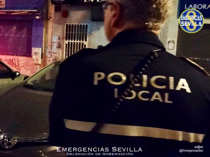 Agente de la Policía Local en la vivienda de Triana donde fue denunciado un presunto caso de violencia de género.