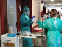Los hospitales de Huelva mantienen activas tres alas destinadas a pacientes Covid