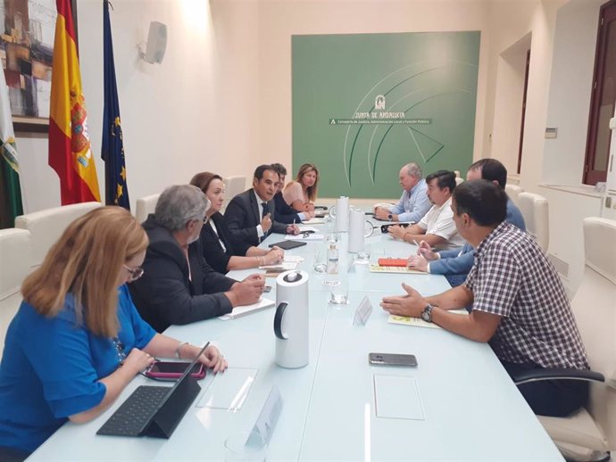 Nieto aborda con los sindicatos los retos de la administración pública andaluza para la legislatura.
