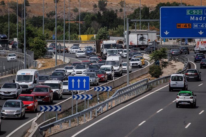 Numerosos vehículos circulan por la autovía A-3, el primer día de la tercera operación salida del verano de 2022, a 12 de agosto de 2022, en Madrid (España). La Dirección General de Tráfico (DGT) prevé 1.190.000 desplazamientos que atravesarán la Comuni