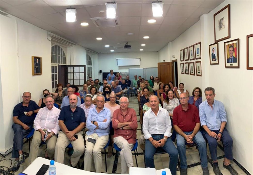 Comité Ejecutivo que ha convocado el congreso del PP de Mellla con Imbroda cuarto por la derecha y Javier Lence segundo por la derecha