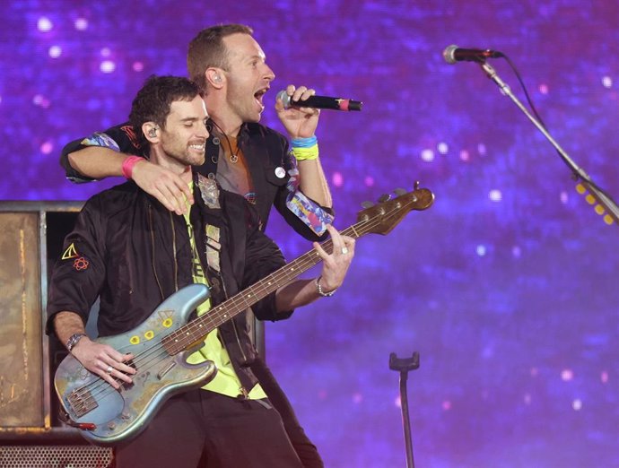 Miembros de Coldplay en el Wembley Stadium de Londres durante su gira 'Music of the Spheres'. Photo: Suzan Moore/PA Wire/dpa