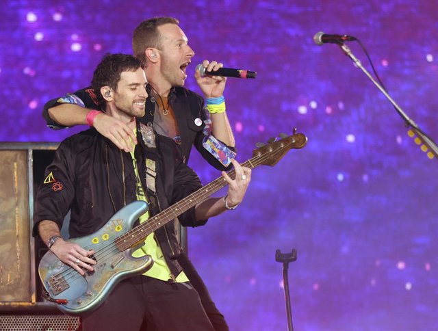 Membres de Coldplay al Wembley Stadium de Londres durant la seva gira 'Music of the Spheres'. Photo: Suzan Moore/PA Wire/dpa