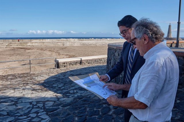 El presidente del Cabildo de Tenerife, Pedro Martín, observa el proyecto de mejora de la costa de Bajamar
