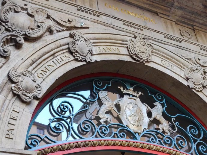 Archivo - Escudo en el Ayuntamiento de Pamplona.