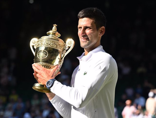Archivo - Novak Djokovic posa con su trofeo de campeón de Wimbledon 2022
