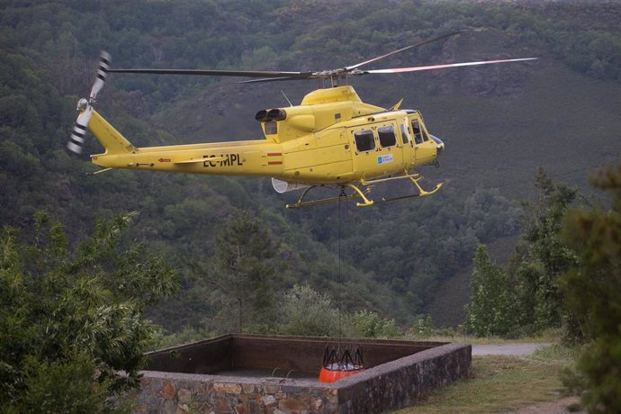 Archivo - Un helicóptero anti incendios en un fuego forestal de Galicia
