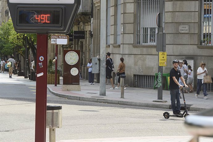 Archivo - Un termómetro marca 49 grados centígrados en la calle Concejo, durante la segunda ola de calor de verano en España, a 14 de julio de 2022, en xxx, Ourense, Galicia (España). La Dirección Xeral de Emerxencias e Interior de la Xunta ha activado 