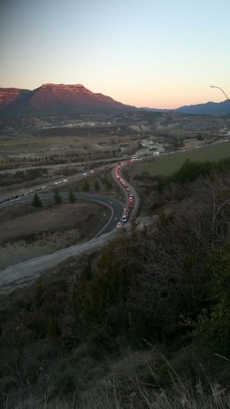 Archivo - Atasco, conduccion lenta, retenciones en el puerto de Monrepós.