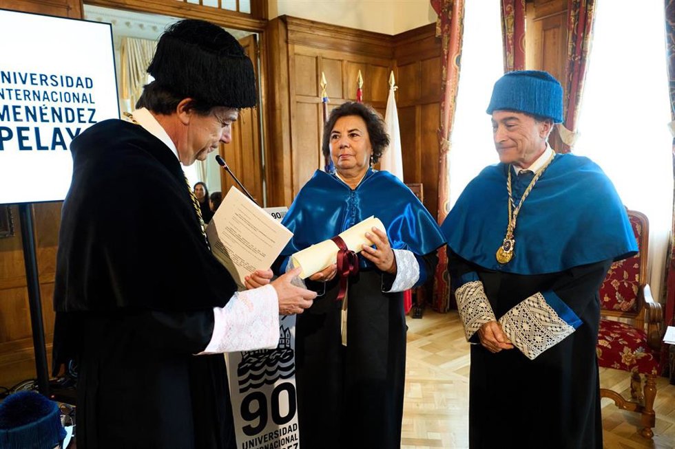 Acto de investidura como doctora honoris causa de Luisa De Cola, química, profesora e investigadora .