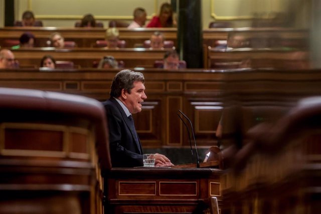 El ministro de Inclusión, Seguridad Social y Migraciones, José Luis Escrivá, interviene en una sesión plenaria, en el Congreso de los Diputados, a 25 de agosto de 2022, en Madrid (España). 