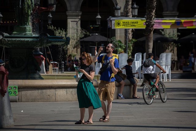 Archivo - Arxiu - Dos turistes, a la plaça Reial de Barcelona.