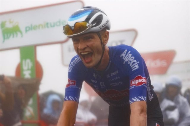 El australiano Jay Hinde celebra su victoria en el Pico Jano en la sexta etapa de La Vuelta a España 2022