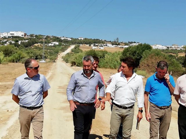 Visita de la Junta a los trabajos de mejora en vías pecuarias de Benalup-Casas Viejas (Cádiz)