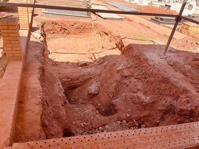 Imagen de la primera fosa común exhumada en el Cementerio Municipal de Santa Bárbara.